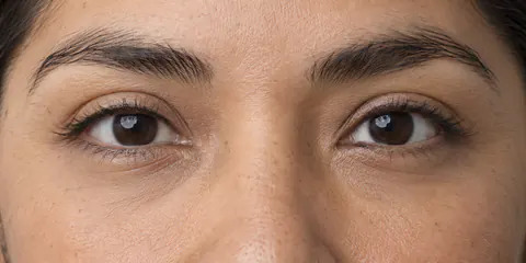 Ejemplo de ojos almendrados: más largos que altos, con esquinas afinadas y un pliegue visible.