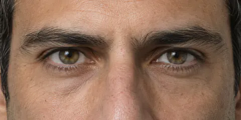 Ejemplo del aspecto que llaman ojos de cazador: ojos hundidos bajo una ceja baja y recta, con poco párpado superior a la vista.